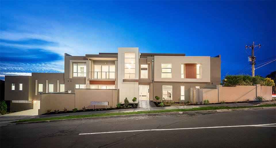 Modern single-storey extension opening onto a pool terrace